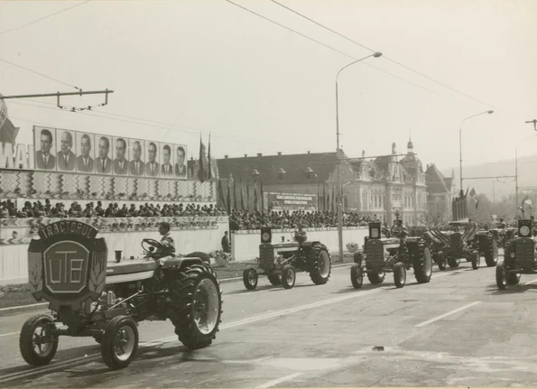 Demonstrația oamenilor muncii la Brașov, cu ocazia zilei de 1 Mai 1967 (© „Fototeca online a comunismului românesc”, cota: 186/1967)
