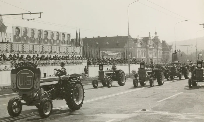 Demonstrația oamenilor muncii la Brașov, cu ocazia zilei de 1 Mai 1967 (© „Fototeca online a comunismului românesc”, cota: 186/1967)