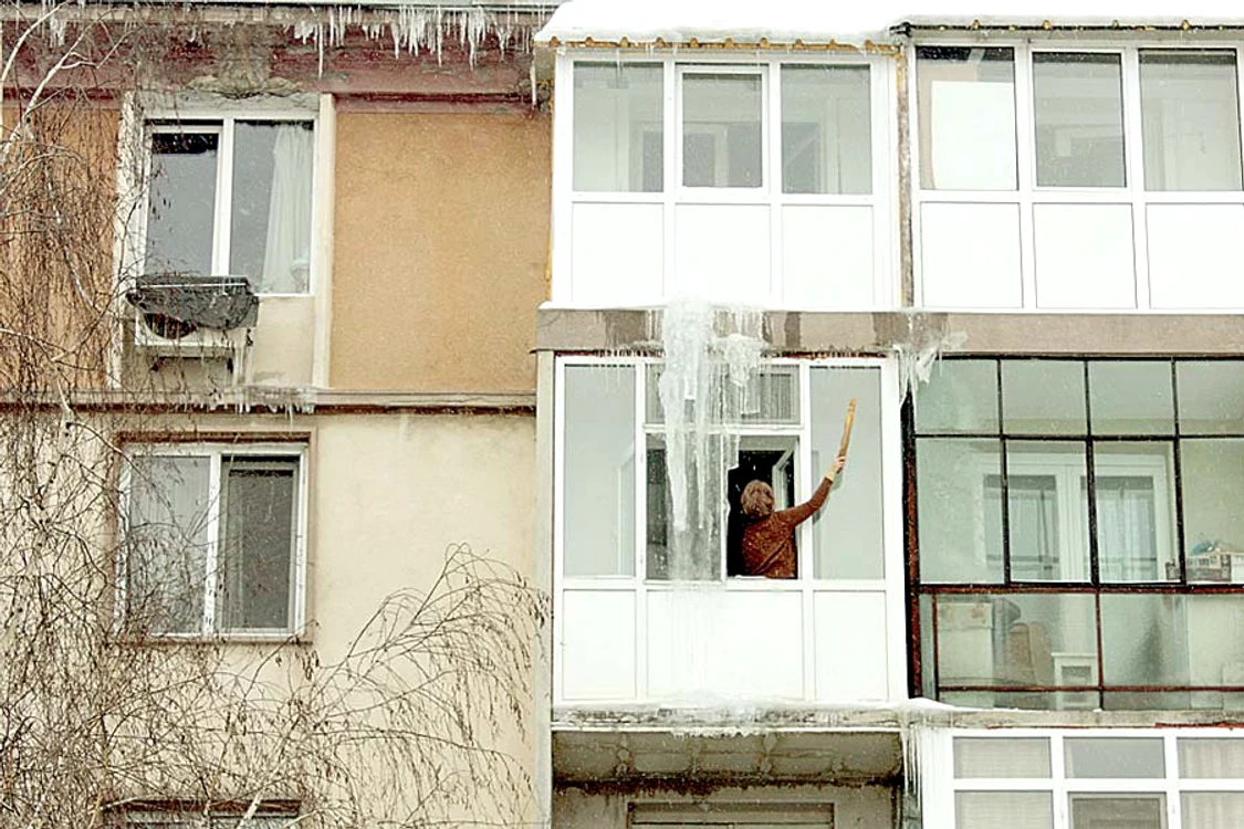 Ţurţurele de pe str. Avrig din Capitală poate cădea oricând   în capul vreunui trecător