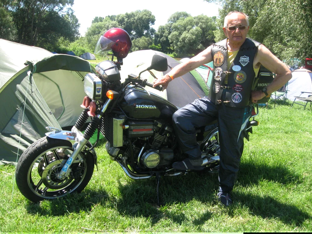 Vido Laszlo alături de motocicleta Honda la festivalul de la Șag