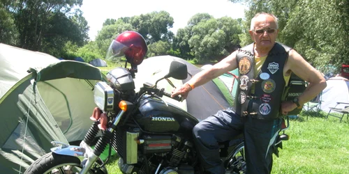 Vido Laszlo alături de motocicleta Honda la festivalul de la Șag