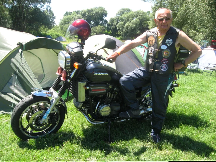 Vido Laszlo alături de motocicleta Honda la festivalul de la Șag