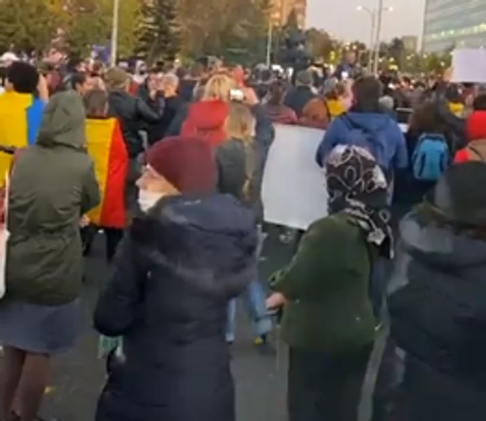 
    Mai multe persoane au protestat în Piața VictorieiFoto: Captură Video  