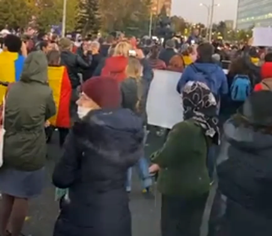 Mai multe persoane au protestat în Piața VictorieiFoto: Captură Video