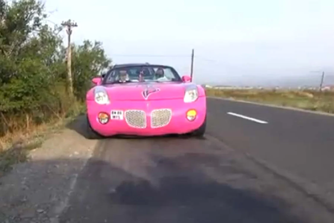 
    Şi-a dus nevasta la altar cu o maşină roz  