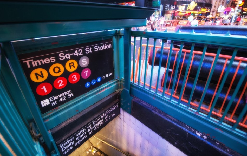 Scene șocante la metroul din New York. Un bărbat a murit după ce a fost strangulat de un fost pușcaș marin VIDEO