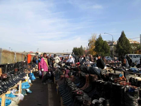 FOTO Râmnicenii o duc atât de rău încât nu-şi mai cumpără haine nici din târgul de vechituri din Goranu