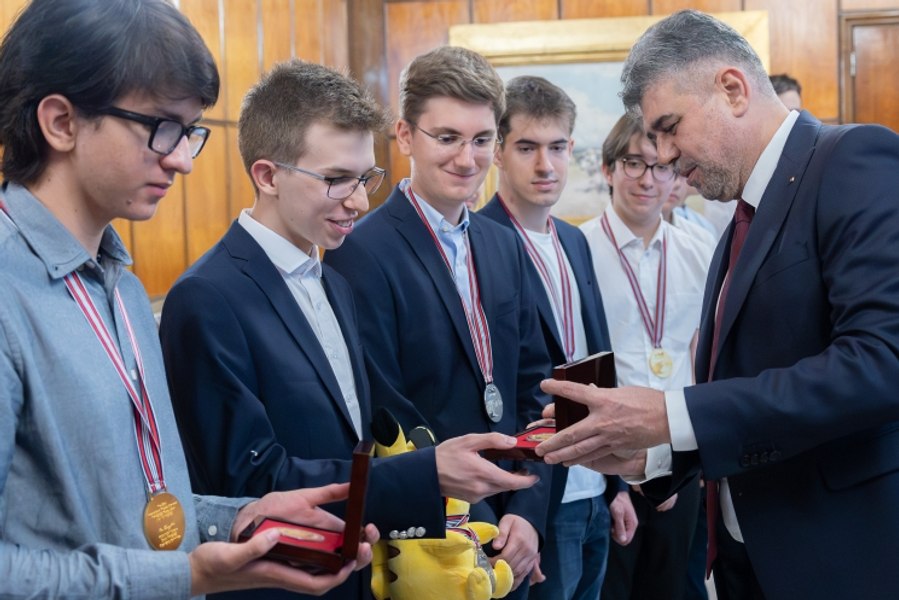  Olimpicii internaționali la matematică și fizică, în vizită la Palatul Victoria 