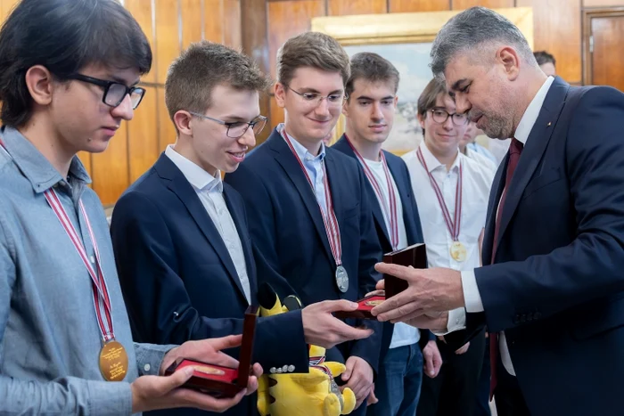 Premierul i-a felicitat pe elevii olimpici la matematică și fizică FOTO Guvernul României 