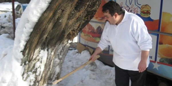Lorin Moldovan arată locul unde a descărcat o parte din conținutul buteliei