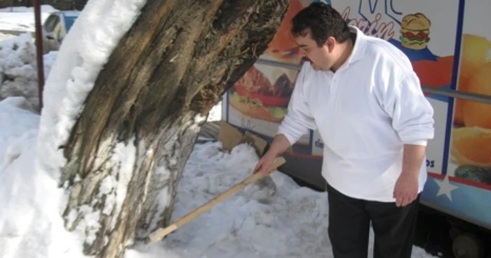 Lorin Moldovan arată locul unde a descărcat o parte din conținutul buteliei