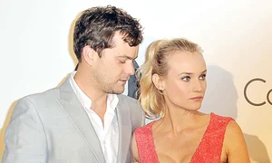 Joshua Jackson,  atras ca un magnet de  sânii lui Diane Kruger jpeg