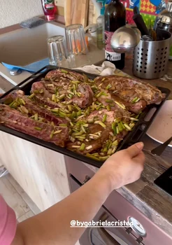 Prezentatoarea TV și-a așteptat ieri invitații la masă cu un meniu pregătit cu mare atenție: carne de miel cu garnitură de orez sârbesc!