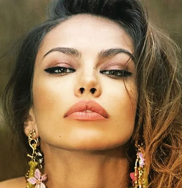 Mădălina Ghenea face furori cu frumuseţea eifoto: arhiva personală