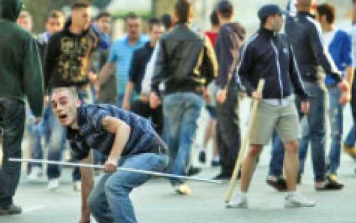 Fanii Craiovei atacă forţele de ordine cu pietre