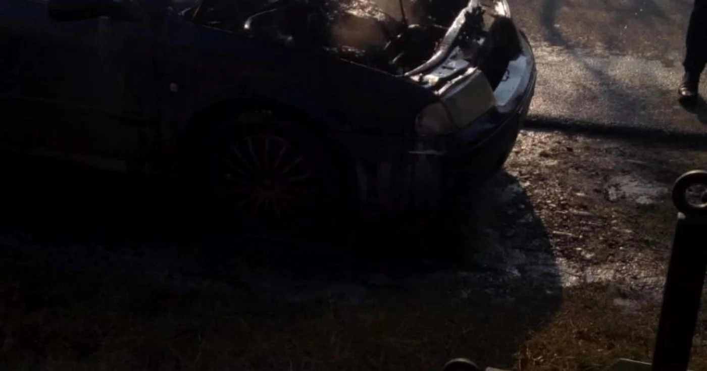 Şofer salvat de trecători şi localnici dintr-o maşină în flăcări în Suteşti - Vâlcea Foto Adevărul