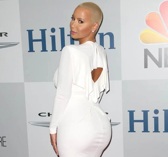 
    Fotomodelul le-a arătat tuturor noua ei 