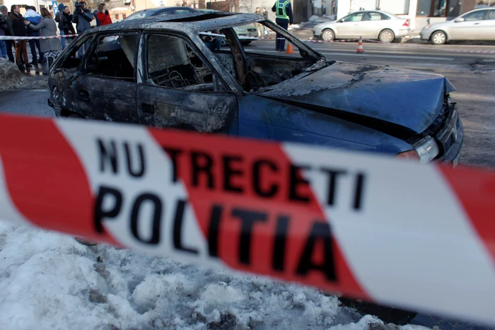 Din mașina incendiată n-a mai rămas decât fierul (foto: Octav Ganea)