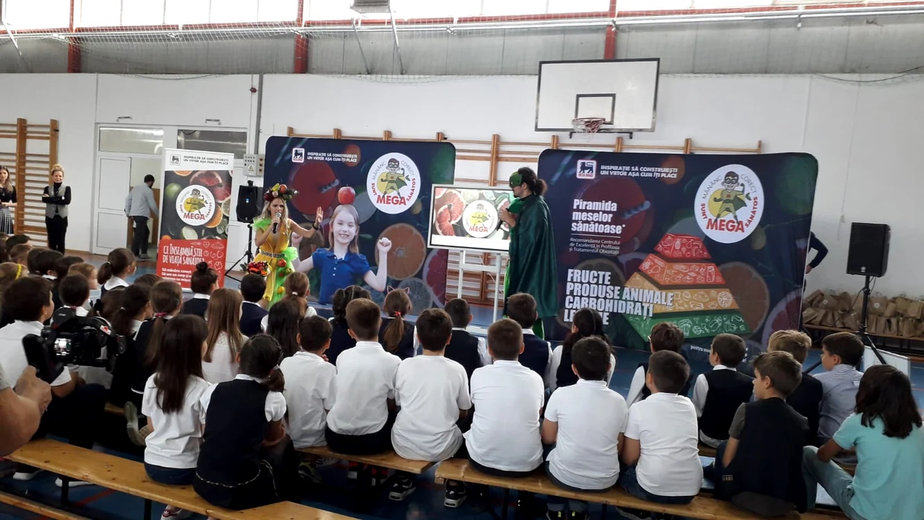 Copiii de la Şcoala 49 la evenimentul "Mănânc corect, sunt MEGA sănătos”,