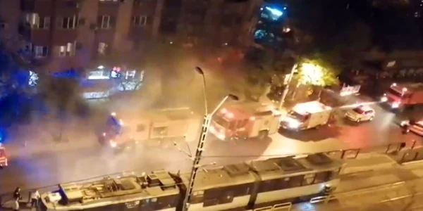 Un tramvai a luat foc în Bucureşti FOTO captură video Digi24