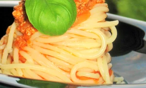 cuib de spaghete cu carne tocata jpeg