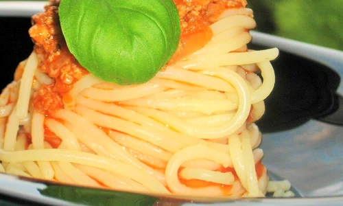 cuib de spaghete cu carne tocata jpeg