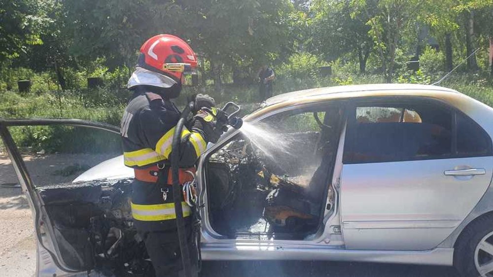 Sinucidere înfiorătoare la Suceava. Un bărbat s-a stropit cu benzină și și-a dat foc în propria mașină
