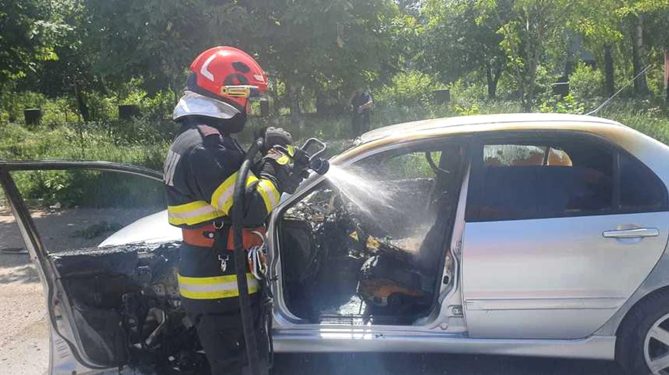 Bărbatul s-a stropit cu benzină, și-a dat foc și s-a urcat în mașina personală FOTO ISU Suceava 
