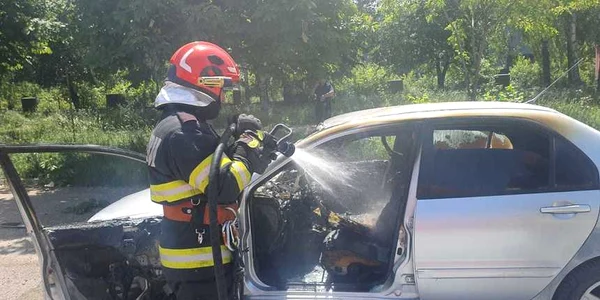 incendiu masina FOTO ISU Suceava jpg