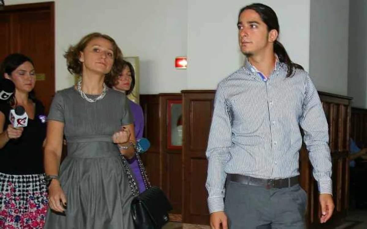 Sorina Plăcintă (stânga) şi Andrei, la unul dintre termenele procesului. FOTO: Arhivă