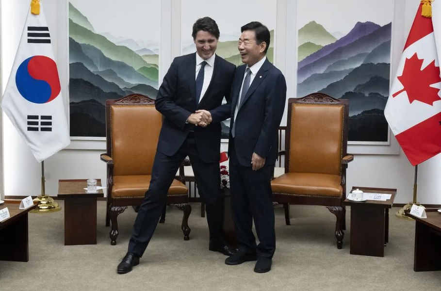 Justin Trudeau, viral după un gest făcut în Coreea de Sud. Premierul Canadei, criticat că „face iar țara de râs”
