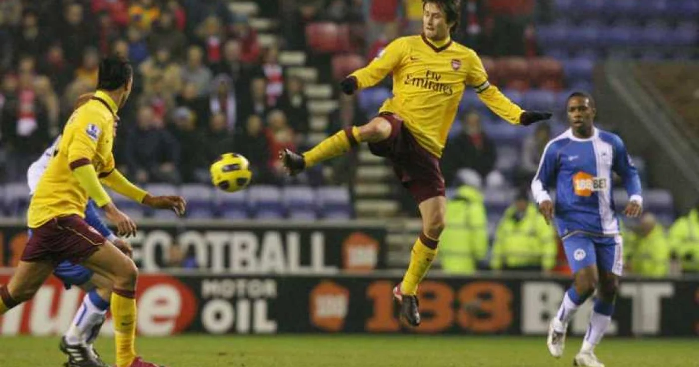 Rosicky (centru) şi Chamakh au jucat bine, dar au obţinut doar un punct
