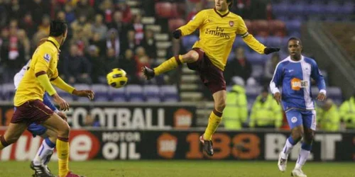 Rosicky (centru) şi Chamakh au jucat bine, dar au obţinut doar un punct