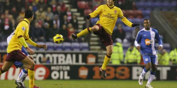 Rosicky (centru) şi Chamakh au jucat bine, dar au obţinut doar un punct
