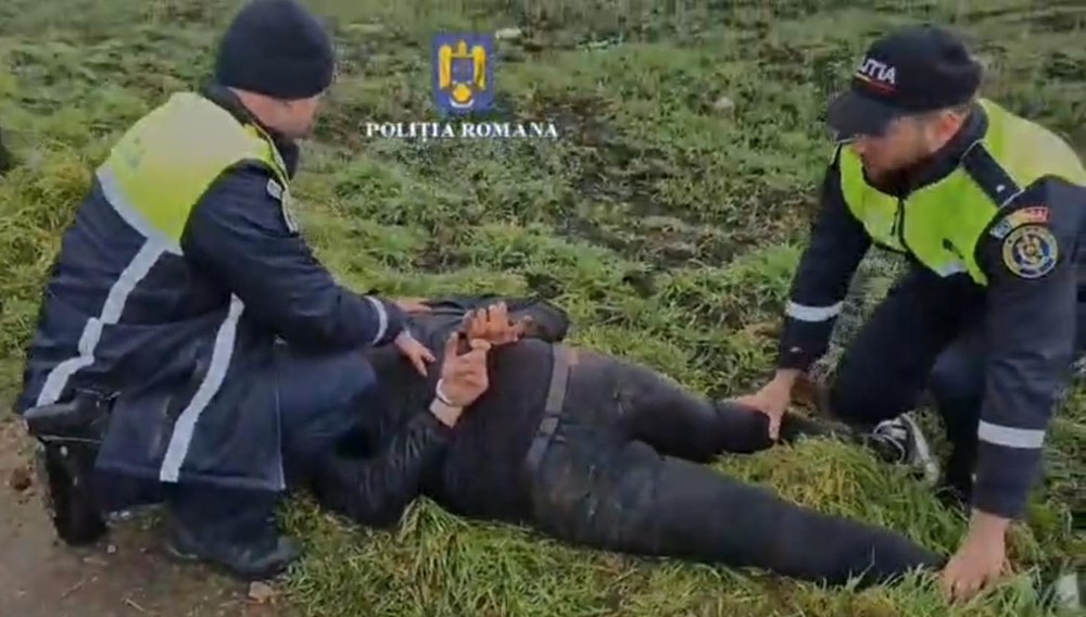 Un bărbat care a furat o maşină din parcarea unui supermarket a fost prins după ce poliţiştii au fost nevoiți să-i spargă cauciucurile 
