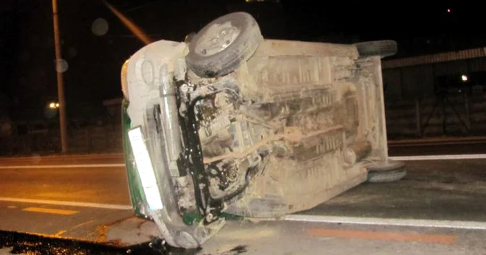 Autoturismul s-a răsturnat în afara părții carosabile