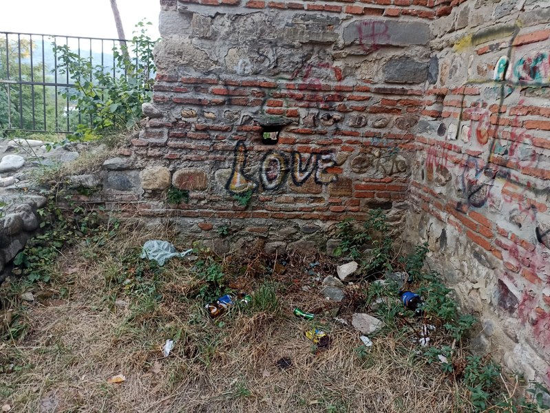 O biserică-unicat de acum șapte secole, lăsată în ruină și ajunsă groapă de gunoi. „Am primit doar promisiuni”