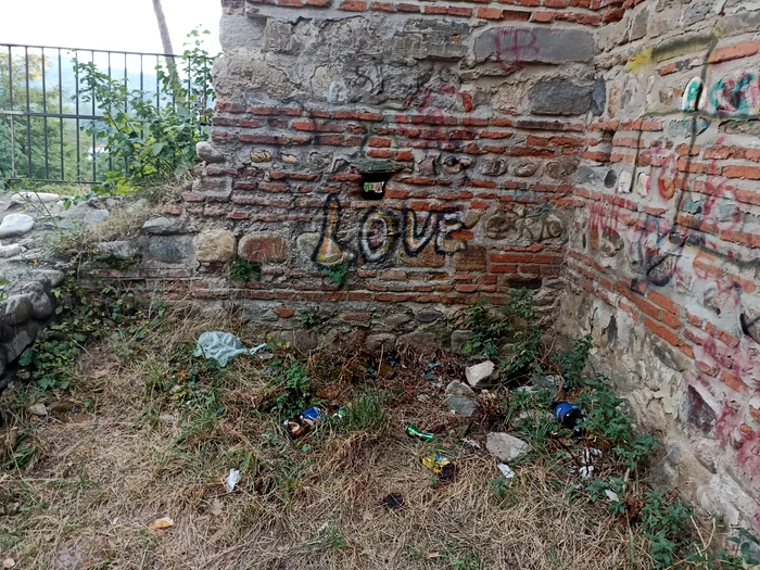 Incinta fostei biserici Sân Nicoară e plină de gunoaie FOTO Denis Grigorescu
