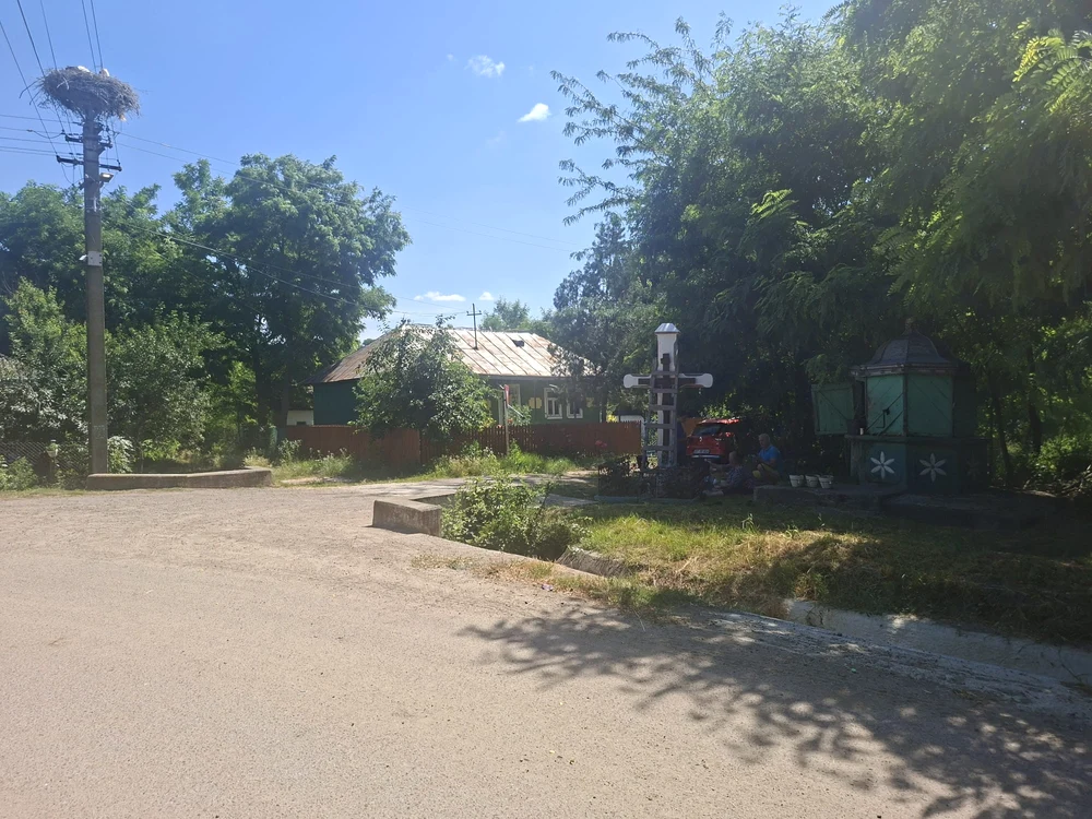 Mai mulți oameni vopsesc o troiță