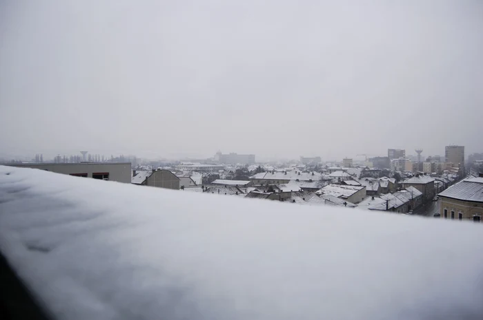Ninsoarea de dimineaţă a albit oraşul din nou