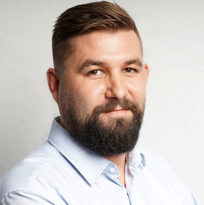 Pe plajă, fiecărei umbrele îi sunt alocați 20 de metri pătrați