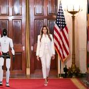 Melania Trump, însoțită de un robot umanoid FOTO AFP