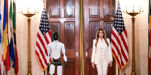 Melania Trump, însoțită de un robot umanoid FOTO AFP