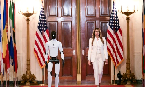 Melania Trump, însoțită de un robot umanoid FOTO AFP