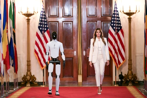 Melania Trump, însoțită de un robot umanoid FOTO AFP