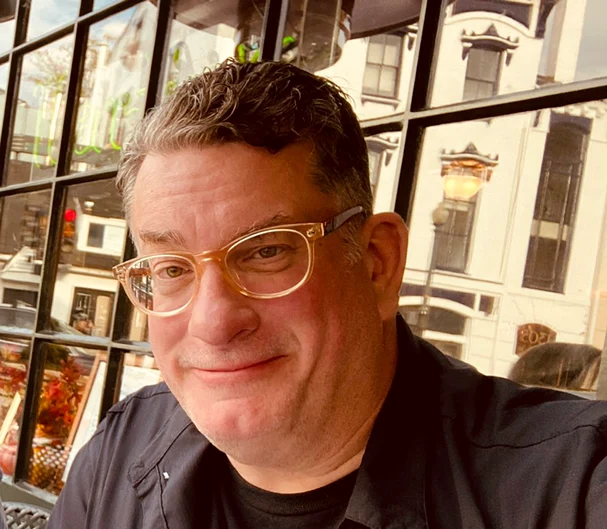 James Gordon Meek este  reporter de investigație 
