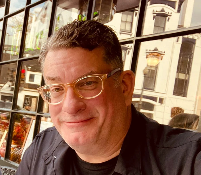 James Gordon Meek este reporter de investigație