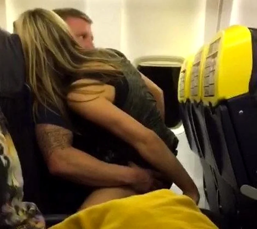 A fost filmată de prieteni în timp ce se "distra" cu un bărbat străinFoto: captură foto/Youtube