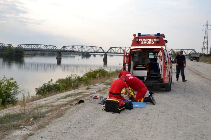 Salvatorii s-au luptat să-l readucă la viaţă. FOTO: ISU Olt