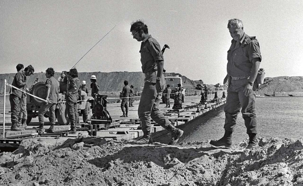 Generalul Ariel Sharon inspectează un cap de pod construit de armata israeliană peste Canalul Suez